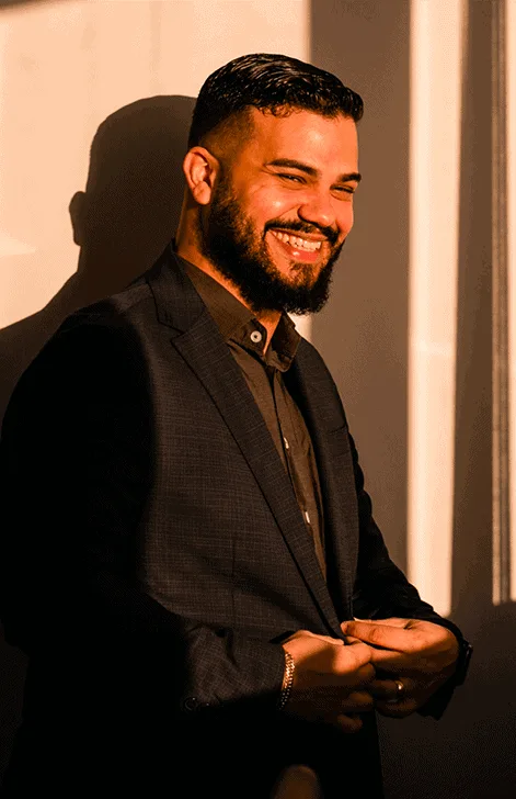 Gabriel Leão, advogado e fundador do escritório, sorrindo de terno escuro