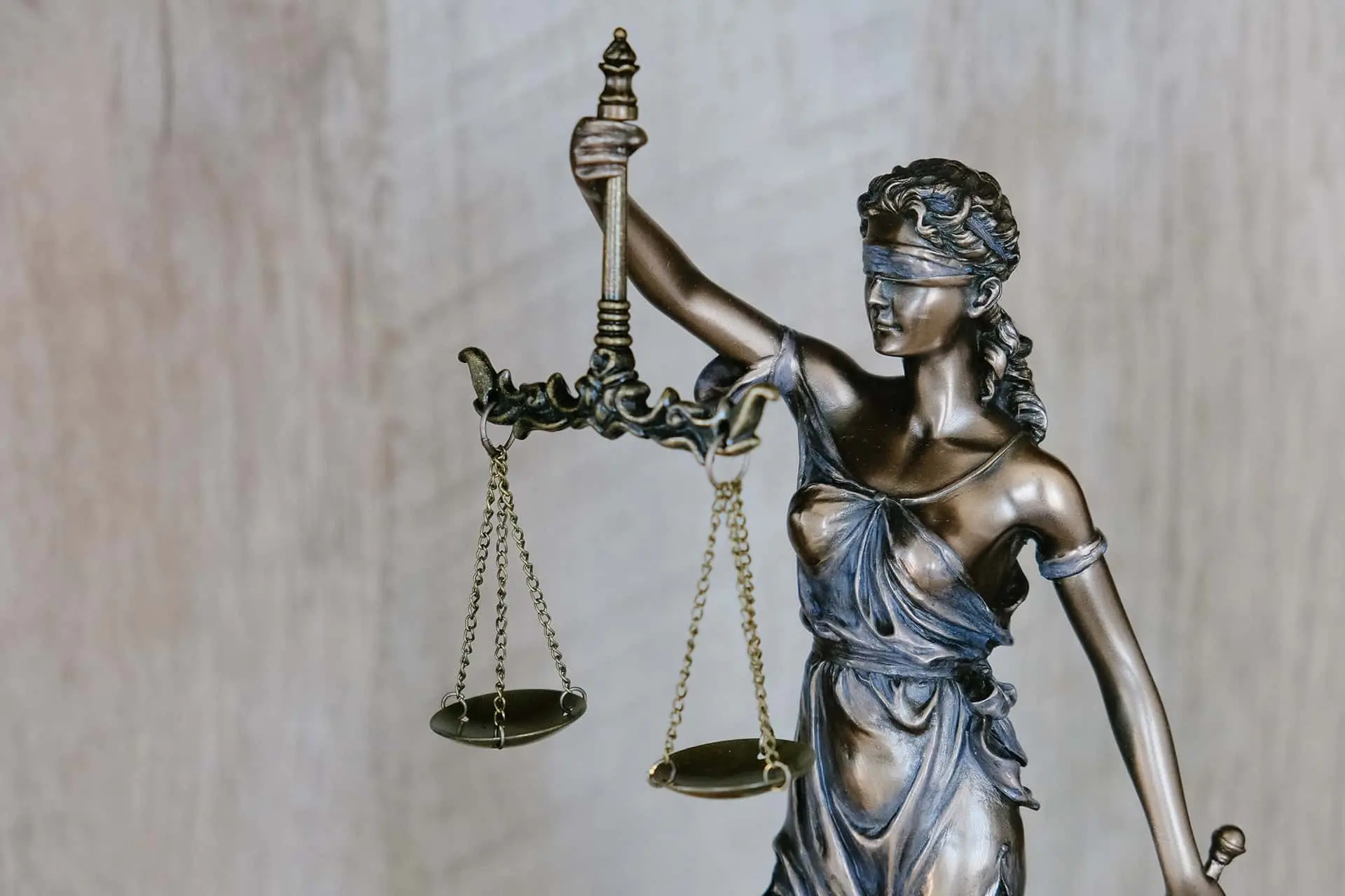 Estátua da Justiça com a balança erguida